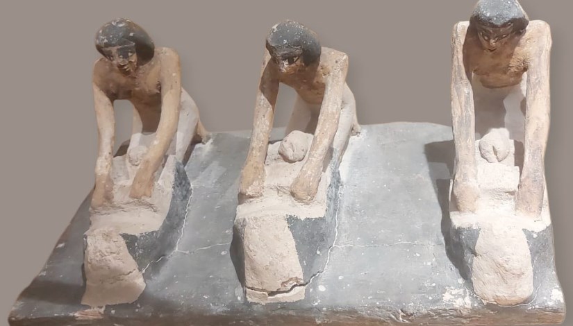 إحدى القطع الأثرية لثلاث سيدات يطحنّ الغلال – متحف ملوي بالمنيا إحدى القطع الأثرية لثلاث سيدات يطحنّ الغلال – متحف ملوي بالمنيا