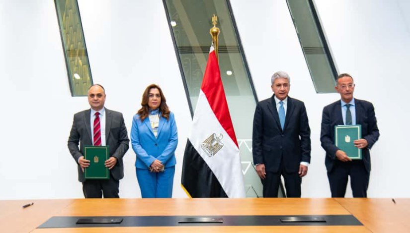 جانب من توقيع البروتوكول جانب من توقيع البروتوكول