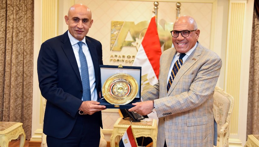 رئيس الهيئة العربية للتصنيع مع وزير التربية والتعليم رئيس الهيئة العربية للتصنيع مع وزير التربية والتعليم