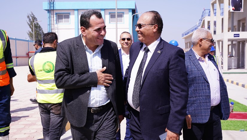 اللواء محمد عوض رئيس مصنع الطائرات في افتتاح محطة بدر لمعالجة مياه الصرف الصحي 