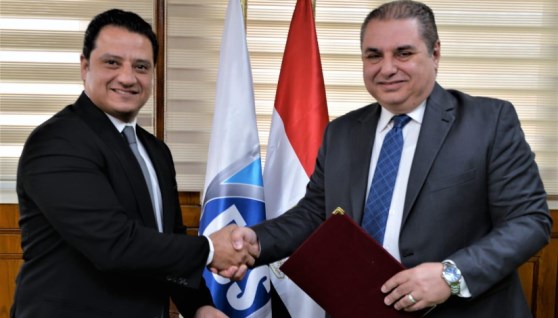 جانب من التوقيع