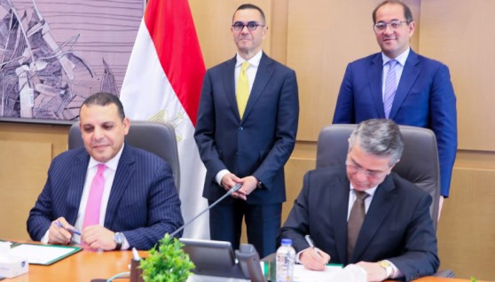 جانب من توقيع الاتفاقية