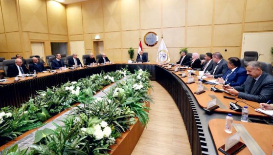 وزير الصناعة خلال لقائه لبحث الموقف التنفيذي لمرافق المنطقتين الصناعيتين بأبو رواش