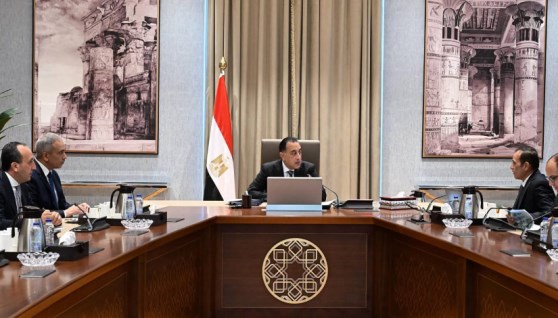 جانب من اجتماع رئيس الوزراء