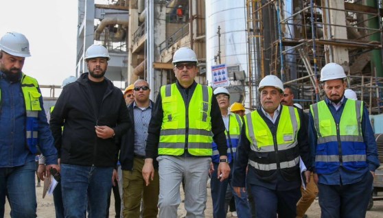 المهندس محمد شيمي خلال جولته بشركة الدلتا للأسمدة والصناعات الكيماوية