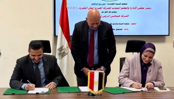 جانب من توقيع العقد