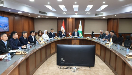 محافظ الجيزة يلتقي وفد من رجال الأعمال والمستثمرين الصينيين