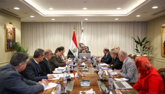 اجتماع وزير قطاع الأعمال العام لمتابعة مشروعات حياة كريمة