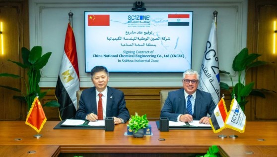 جانب من توقيع العقد 