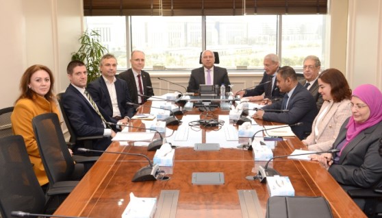 وزير الصناعة يبحث مع شركة بلغارية خطة تصنيع السيارات الكهربائية