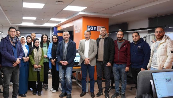 النائب محمد فؤاد وسط فريق عمل إيجي إن