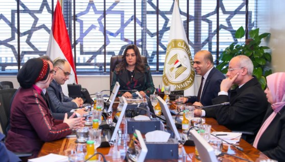 وزير التنمية المحلية مع القائم بأعمال وزير البيئة