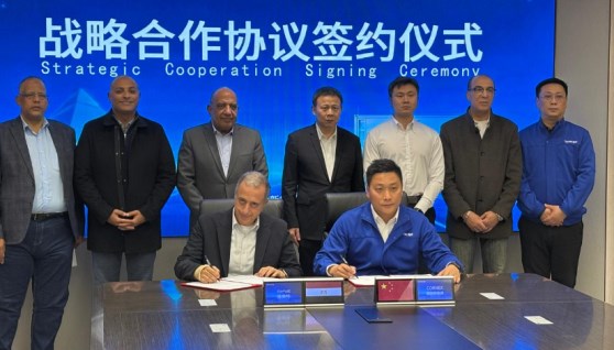 جانب من التوقيع