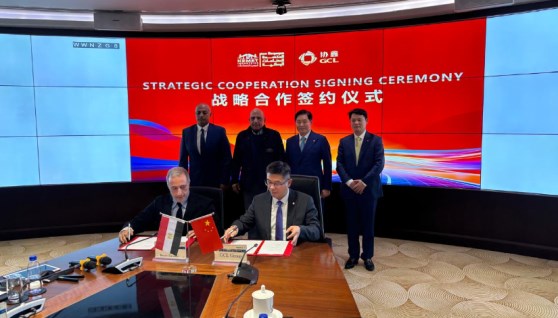 جانب من التوقيع