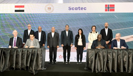 جانب من توقيع عقود الطاقة 