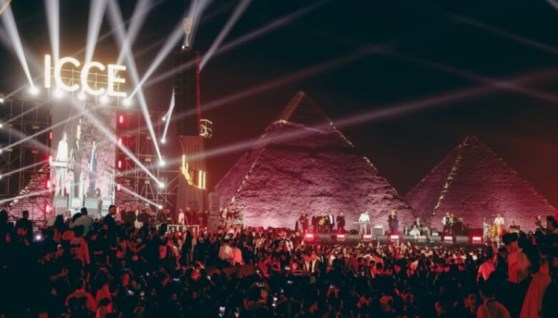 حفلة في الأهرامات 