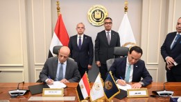 جانب من التوقيع