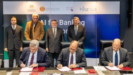 جانب من التوقيع