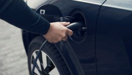 شحن بطارية سيارة فولفو