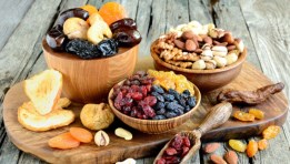 مكسرات وفواكه مجففة