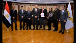 وزير الطيران خلال مراسم تسليم خطة العمل الوطنية لقطاع الطيران حتى عام 2028