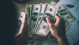 الدولار الأمريكي 