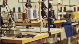 مصنع ملابس - صورة أرشيفية