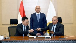 خلال توقيع عقود إنشاء مجمع صناعي للغزل والنسيج 