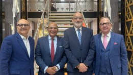 قيادات غرف السياحة في جناح مصر بمعرض الفيتور