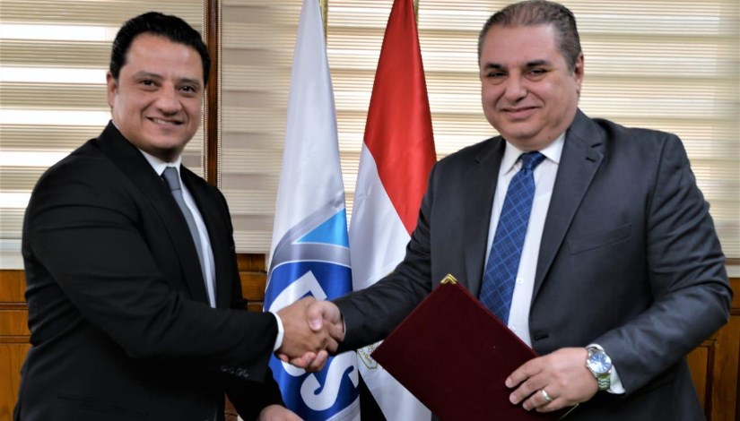 جانب من التوقيع