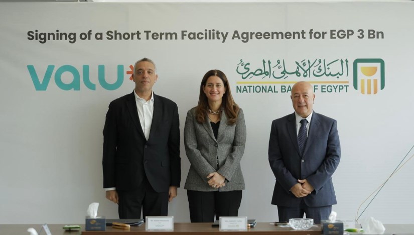 جانب من التوقيع