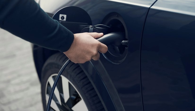 شحن بطارية سيارة فولفو