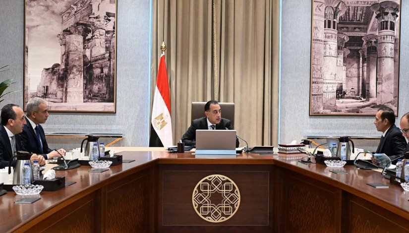 جانب من اجتماع رئيس الوزراء