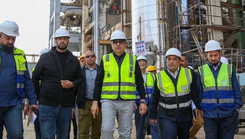 المهندس محمد شيمي خلال جولته بشركة الدلتا للأسمدة والصناعات الكيماوية