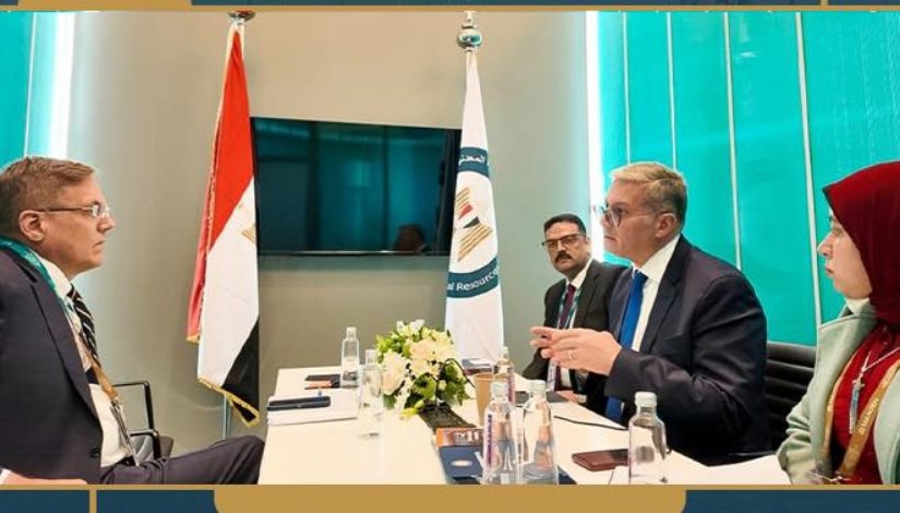 وزير البترول خلال الاجتماع