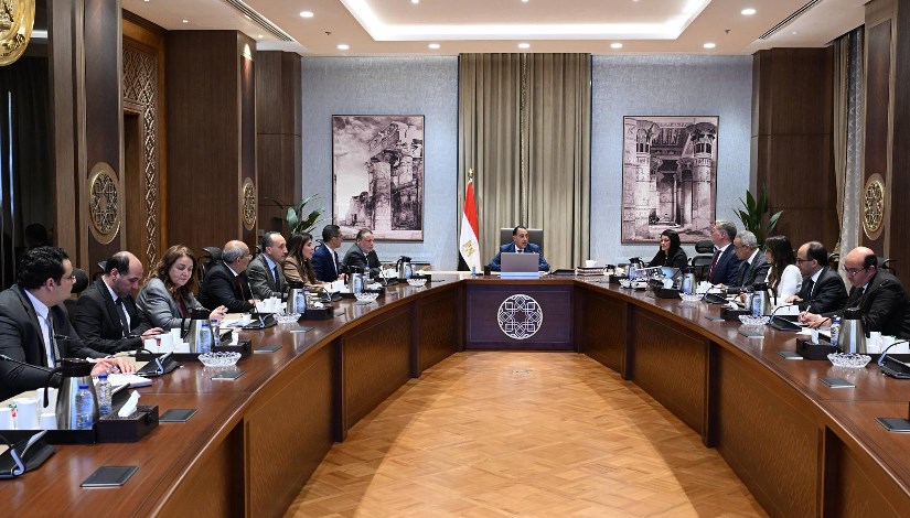 جانب من اجتماع رئيس الوزراء