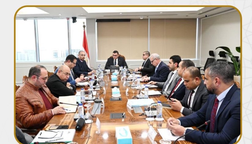 وزير الإسكان يتابع موقف مشروعات المرافق بالأراضي المضافة
