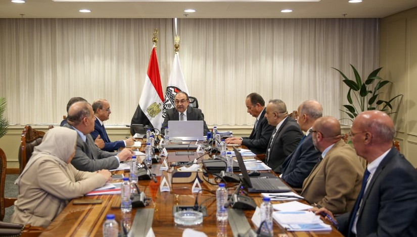 اجتماعًا موسعًا لمتابعة الموقف التنفوزير قطاع الأعمال يتابع مشروع إنتاج أقراص وحبيبات الكلور (TCCA)