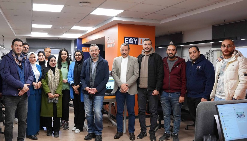 النائب محمد فؤاد وسط فريق عمل إيجي إن