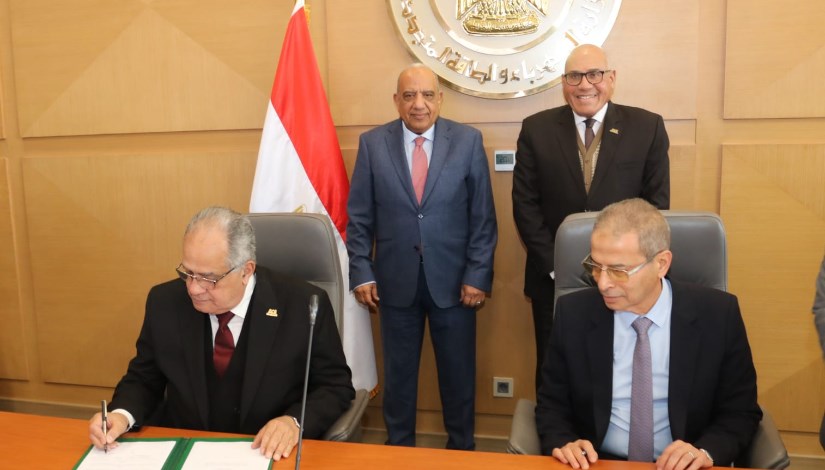 لحظة توقيع بروتوكول الكهرباء والهيئة العربية للتصنيع