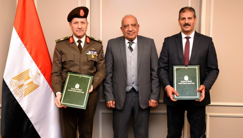 جانب من التوقيع