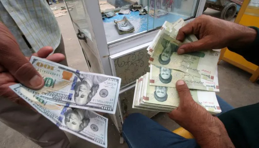 عملات إيرانية وعملات من فئة الدولار الأمريكي - صورة أرشيفية