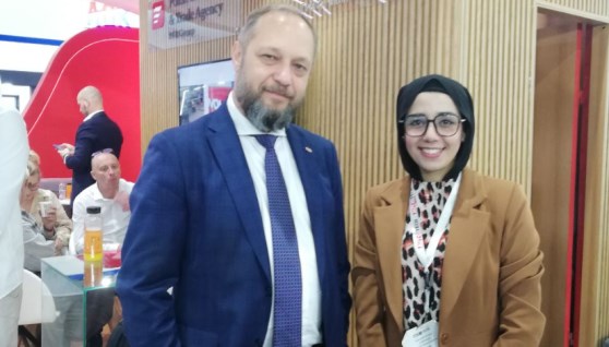 بارتوش ميليكي، الرئيس التنفيذي لمجموعة قطاع السيارات البولندي مع محررة إيجي إن
