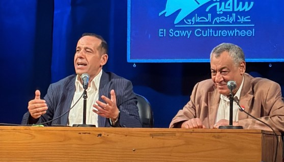 الدكتور محمد ثروت محاضرا في ندوة تربط الفلسفة بتحديات الحياة اليومية