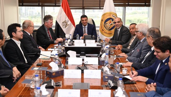 جانب من اجتماع وزير الصناعة 