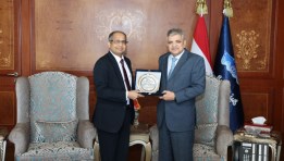 الفريق أسامة ربيع رئيس هيئة قناة السويس وسيسيرا سينافيراتنا سفير جمهورية سريلانكا بالقاهرة