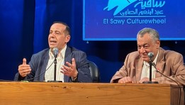 الدكتور محمد ثروت محاضرا في ندوة تربط الفلسفة بتحديات الحياة اليومية
