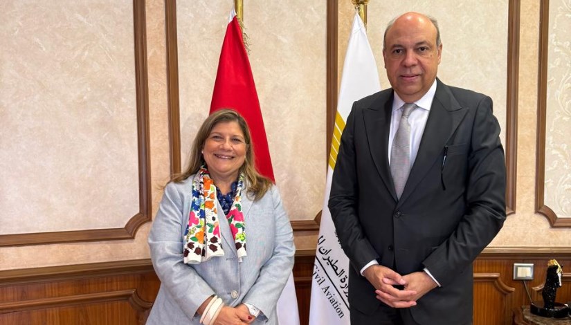 الدكتور سامح الحفني، وزير الطيران المدني وسوزانا فاز باتو، سفيرة البرتغال لدى القاهرة