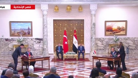 خلال توقيع العقود 