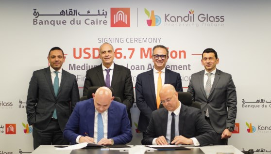 جانب من التوقيع